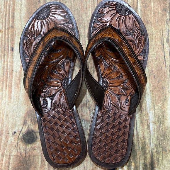 American Darling
Tooled Leather flip flops - Picture 3 of 7